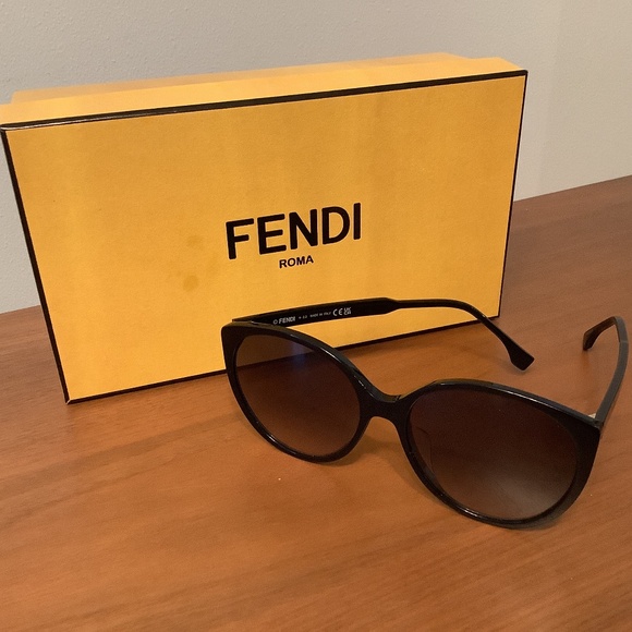 FENDI SUNGLASSES - Picture 1 of 4